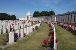 Tyne-Cot-Battlefields-Belgium-09-©-PT-Wilding-1-e1541585435138-524×350